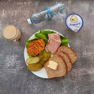 Dieta z ograniczeniem łatwoprzyswajalnych węglowodanów  Masło extra 82% Schab Ojca Grzegorza Sałata zielona Kawa zbożowa z mlekiem Chleb Graham Jogurt naturalny Hummus paprykowy Woda mineralna Ogórek kiszony